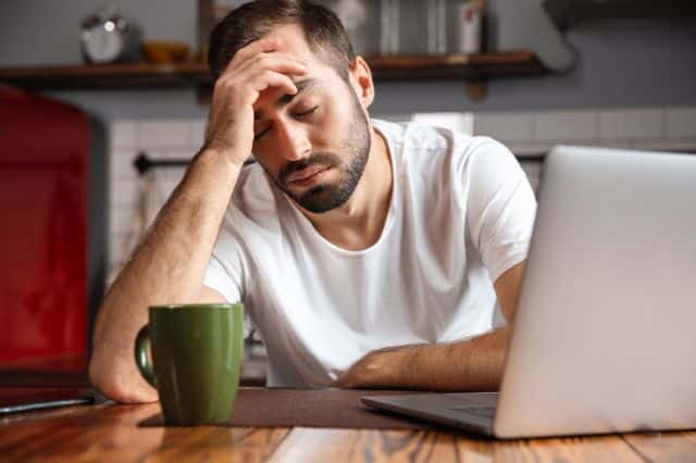 Hormonhaushalt beim Mann regulieren Mann erschöpft durch unregulierten Hormonhaushalt