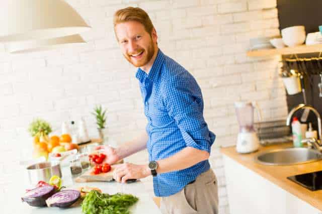 Sägepalme im Alltag integrieren Mann steht in der Küche