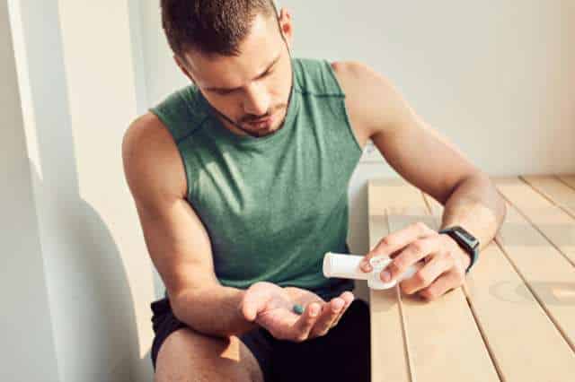 Sägepalme und ihre Wirkung Mann nimmt Sägepalmenextrakt ein