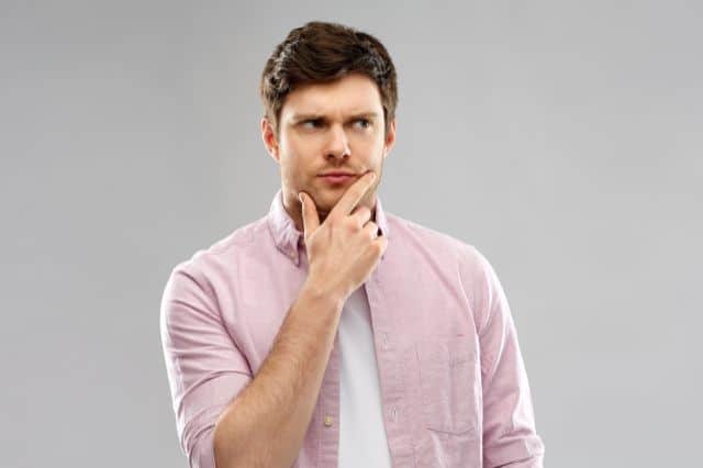 Hausmittel bei Erektionsstörung Mann überlegt über Hausmittel bei Erektionsstörung