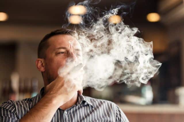 Hormone bei Männern Mann raucht