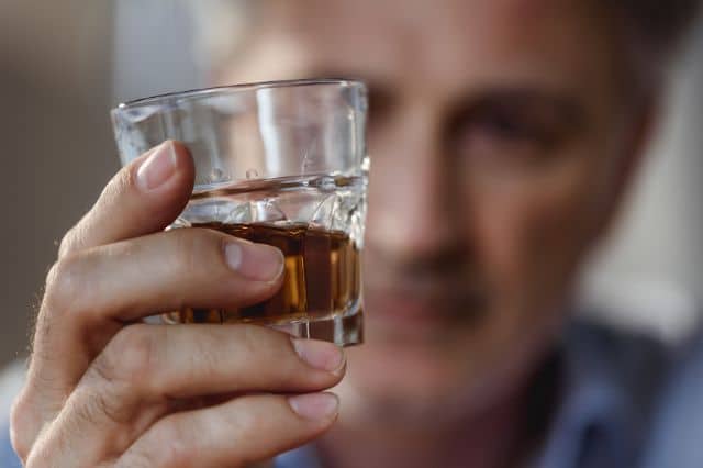 tribulus terrestris für männer Mann trinkt Alkohol